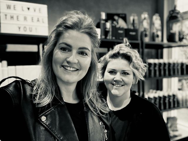 Lieve Klanten, Onwijs bedankt voor 2023! Met jullie was het fantastisch! In augustus een super gave verbouwing mogen doen in de salon waardoor het een fijne huissfeer heeft. Helaas gaat Mandy het kappersvak verlaten. En gaat een andere uitdaging aan in de zorg. Wat super stoer om zo’n beslissing te nemen!! Hierdoor zal ik per 29 januari tijdelijk alleen staan en ben ik aan het denken en puzzelen hoe ik het wil aanpakken. De openingstijden zullen hierdoor veranderen: ( het weekend van 2 en 3 februari zijn wij gesloten ) Maandag: GESLOTEN Dinsdag: 9.00/17.30 Woensdag: 9.00/20.00 Donderdag: GESLOTEN Vrijdag: 9.00/20.00 Zaterdag: 9.00/13.00 Zondag: GESLOTEN